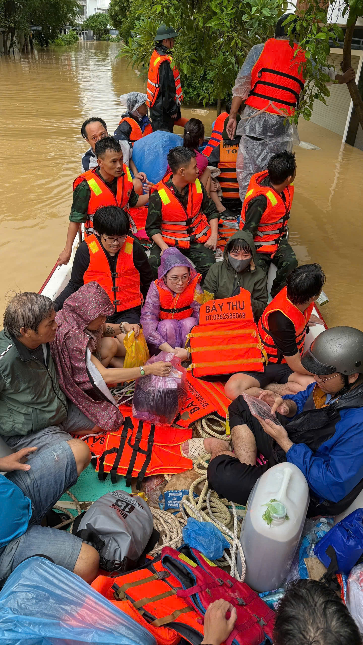 Yến sào Khánh Hoà cùng tham gia cứu trợ người dân bị ngập sâu trong vùng lũ