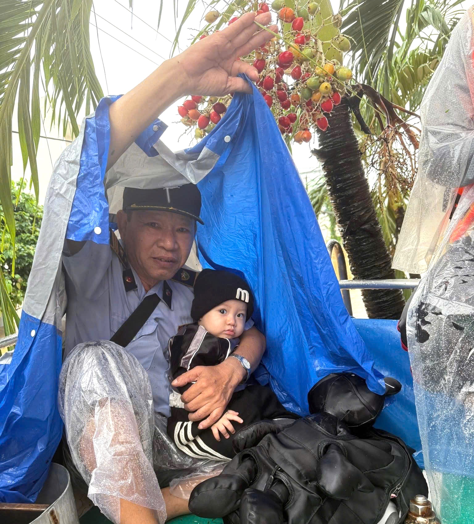 Yến sào Khánh Hoà cùng tham gia cứu trợ người dân bị ngập sâu trong vùng lũ