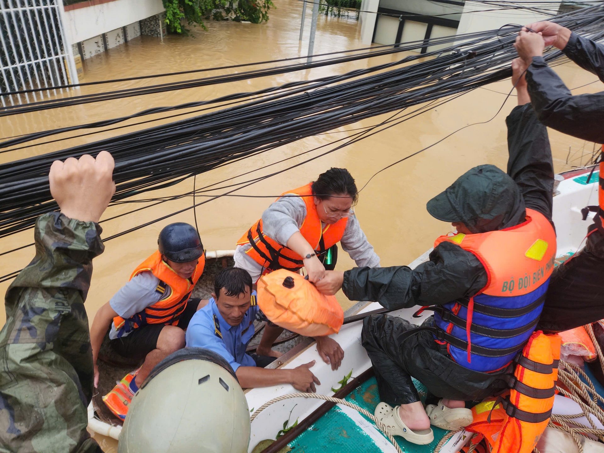 Yến sào Khánh Hoà cùng tham gia cứu trợ người dân bị ngập sâu trong vùng lũ