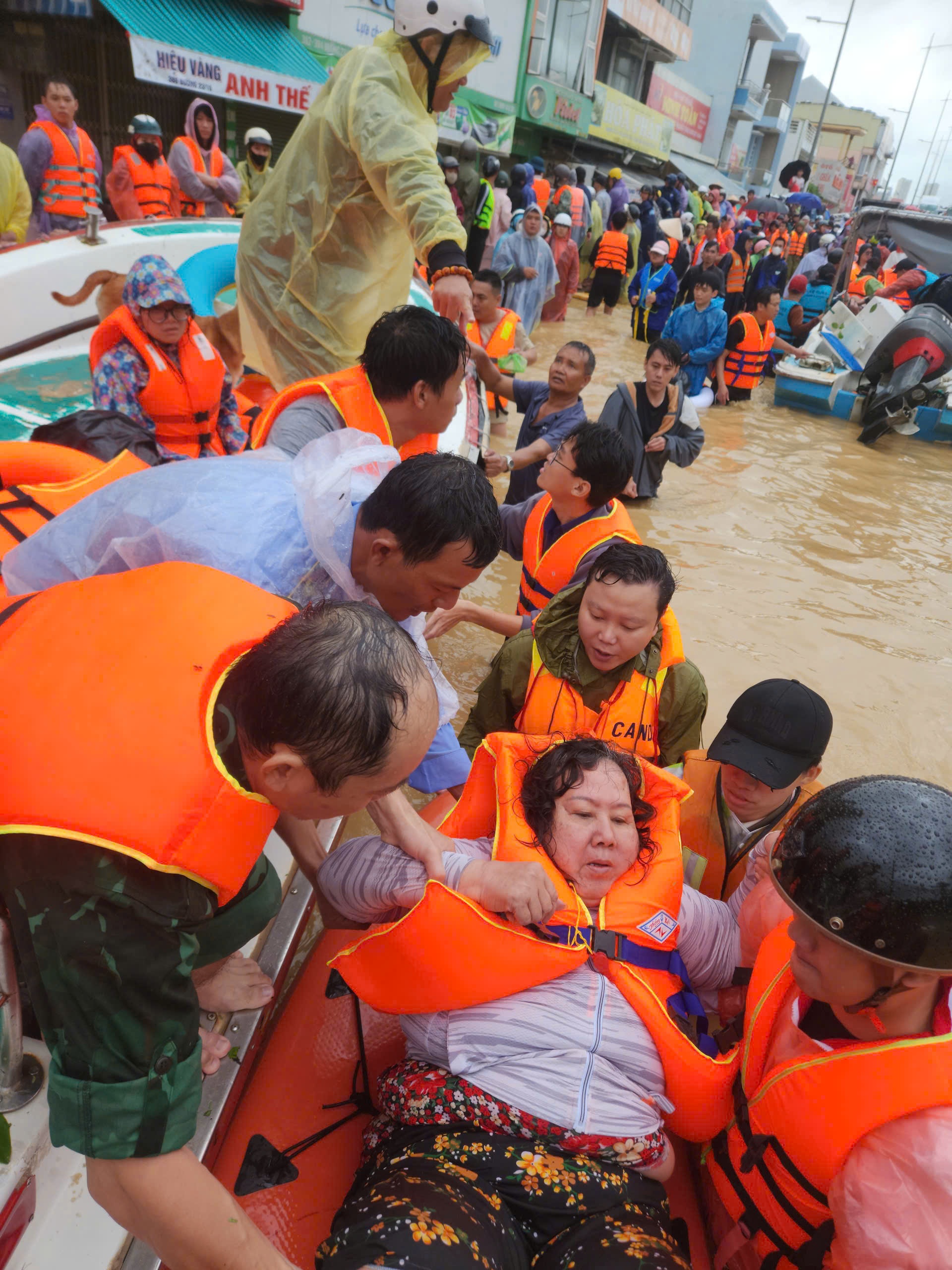 Yến sào Khánh Hoà cùng tham gia cứu trợ người dân bị ngập sâu trong vùng lũ