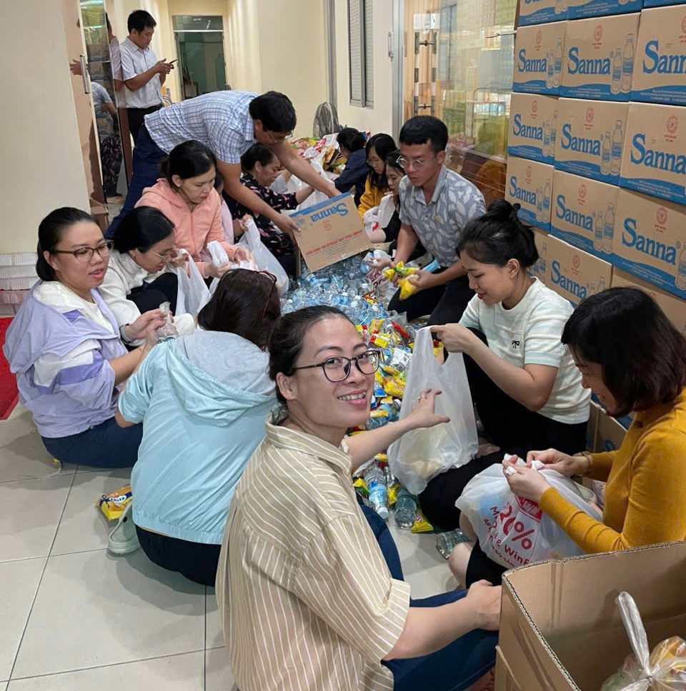 Yến sào Khánh Hoà cùng tham gia cứu trợ người dân bị ngập sâu trong vùng lũ