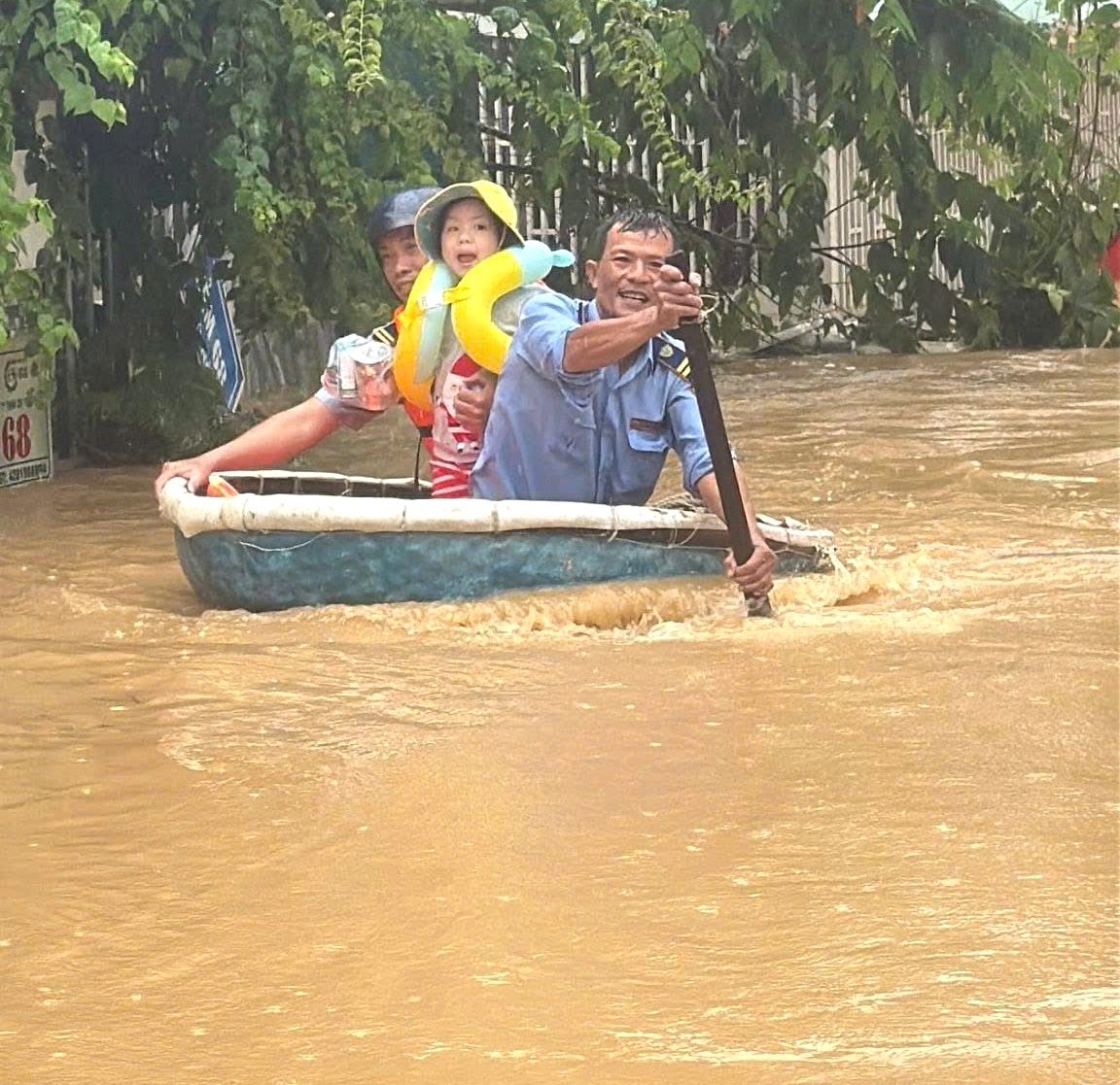 Yến sào Khánh Hoà cùng tham gia cứu trợ người dân bị ngập sâu trong vùng lũ