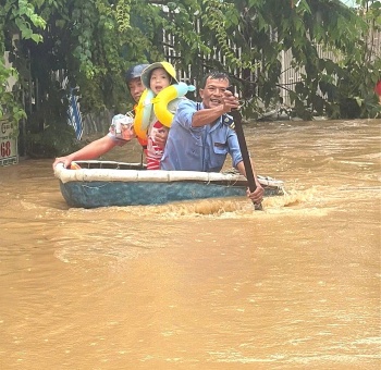 yen sao khanh hoa cung tham gia cuu tro nguoi dan bi ngap sau trong vung lu
