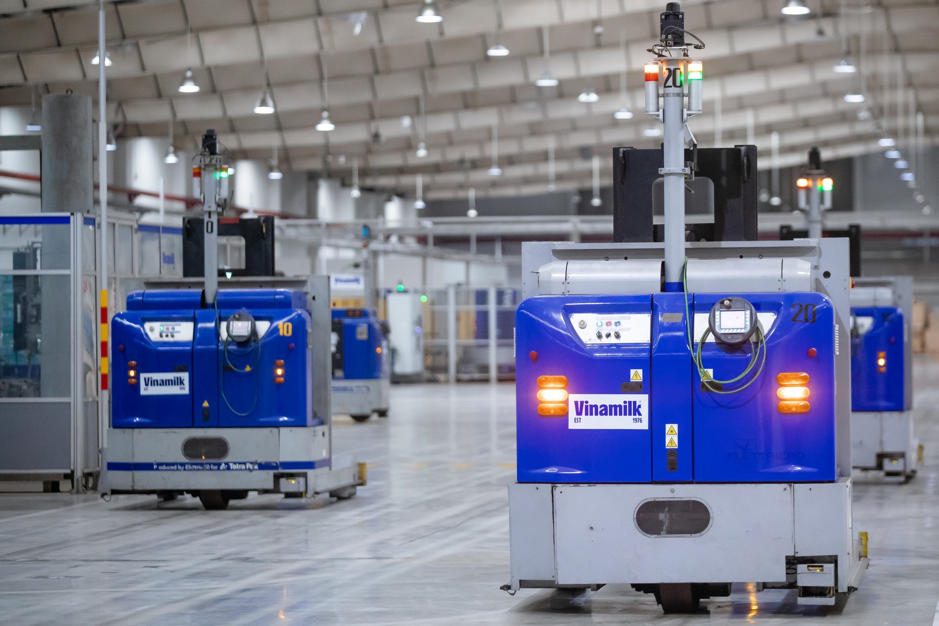 Các robot LGV giúp giảm 62% lượng khí thải CO₂ so với xe nâng chạy nhiên liệu hóa thạch (Ảnh: Nam Anh).