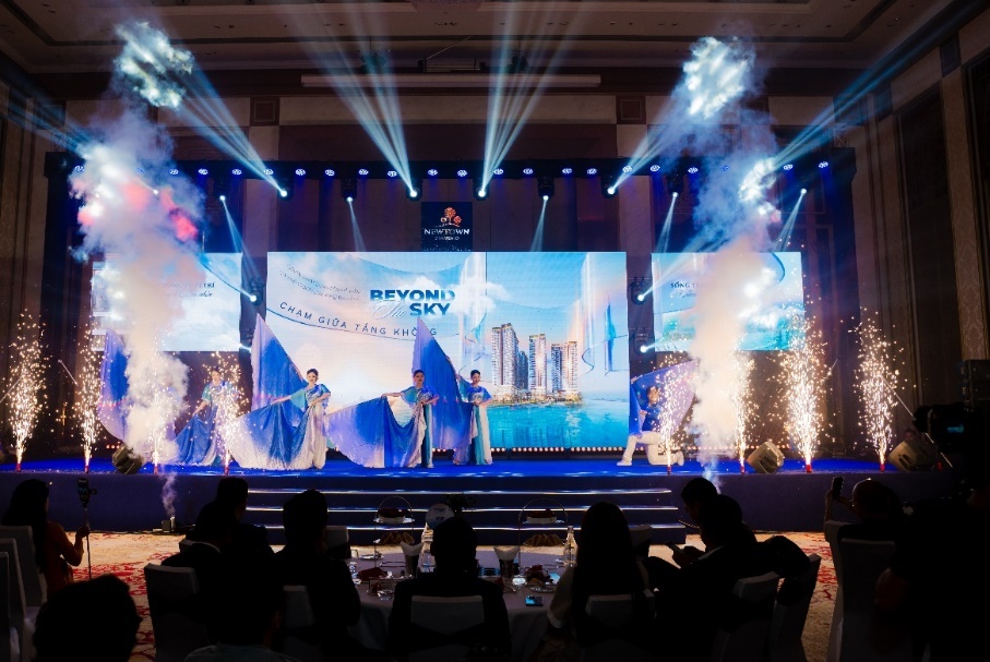 Màn trình diễn LED “Dinh thự Tầng Không” đã chạm đến cảm xúc của khán giả bằng những trải nghiệm nghệ thuật cuốn hút.