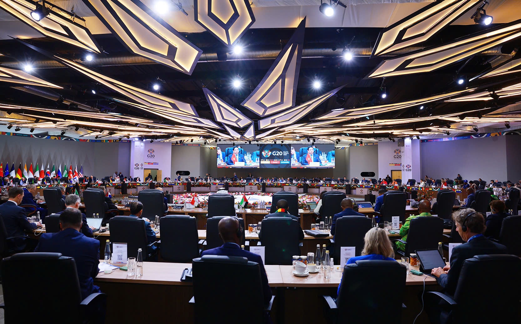   Thủ tướng cùng các nhà lãnh đạo thảo luận về những vấn đề mới nổi, có ý nghĩa chiến lược đối với sự phát triển của các quốc gia, đặc biệt là khoáng sản chiến lược, việc làm bền vững, trí tuệ nhân tạo - Ảnh: VGP