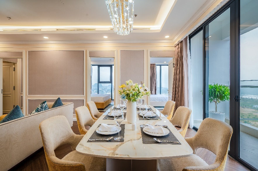 Khách hàng trải nghiệm ngắm biển Mỹ Khê và sân gôn quốc tế ngay từ phòng khách, phòng ăn và phòng ngủ của căn hộ Newtown Diamond