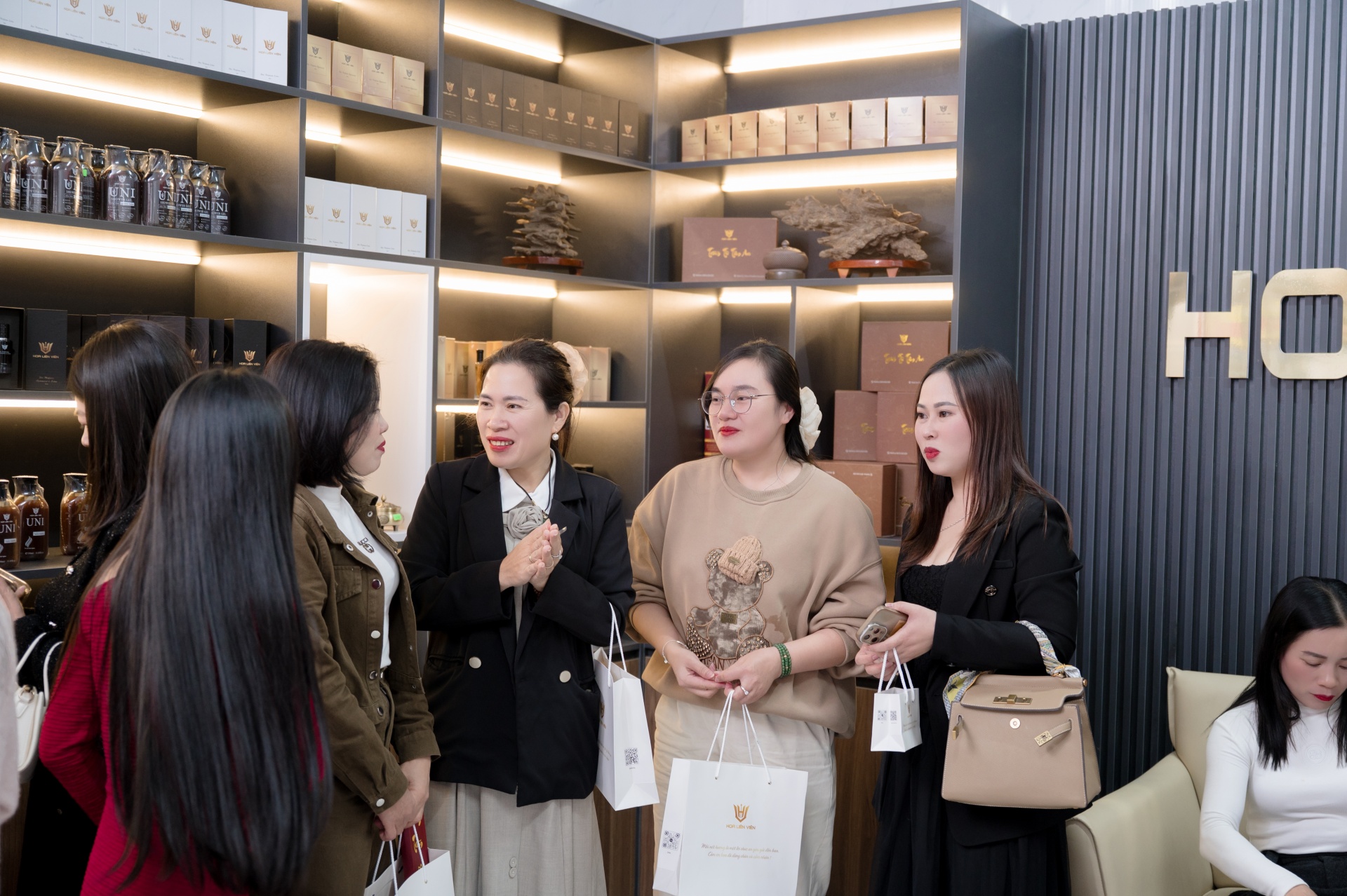 Hoa Liên Viên ra mắt chi nhánh miền Trung, mở rộng hệ thống phân phối sản phẩm từ Trầm hương