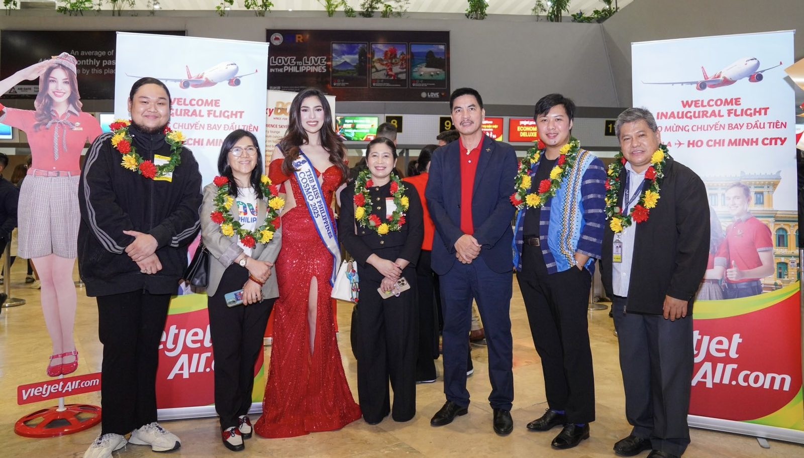 Giám đốc Thương mại Vietjet Hà Năng Việt (áo vest xanh tím than) tại sân bay Ninoy Aquino cùng Miss Cosmo Philippines 2025 Chelsea Fernandez chào đón hành khách chuyến bay đầu tiên của Vietjet Giám đốc Thương mại Vietjet Hà Năng Việt (áo vest xanh tím than) tại sân bay Ninoy Aquino cùng Miss Cosmo Philippines 2025 Chelsea Fernandez chào đón hành khách chuyến bay đầu tiên của Vietjet
