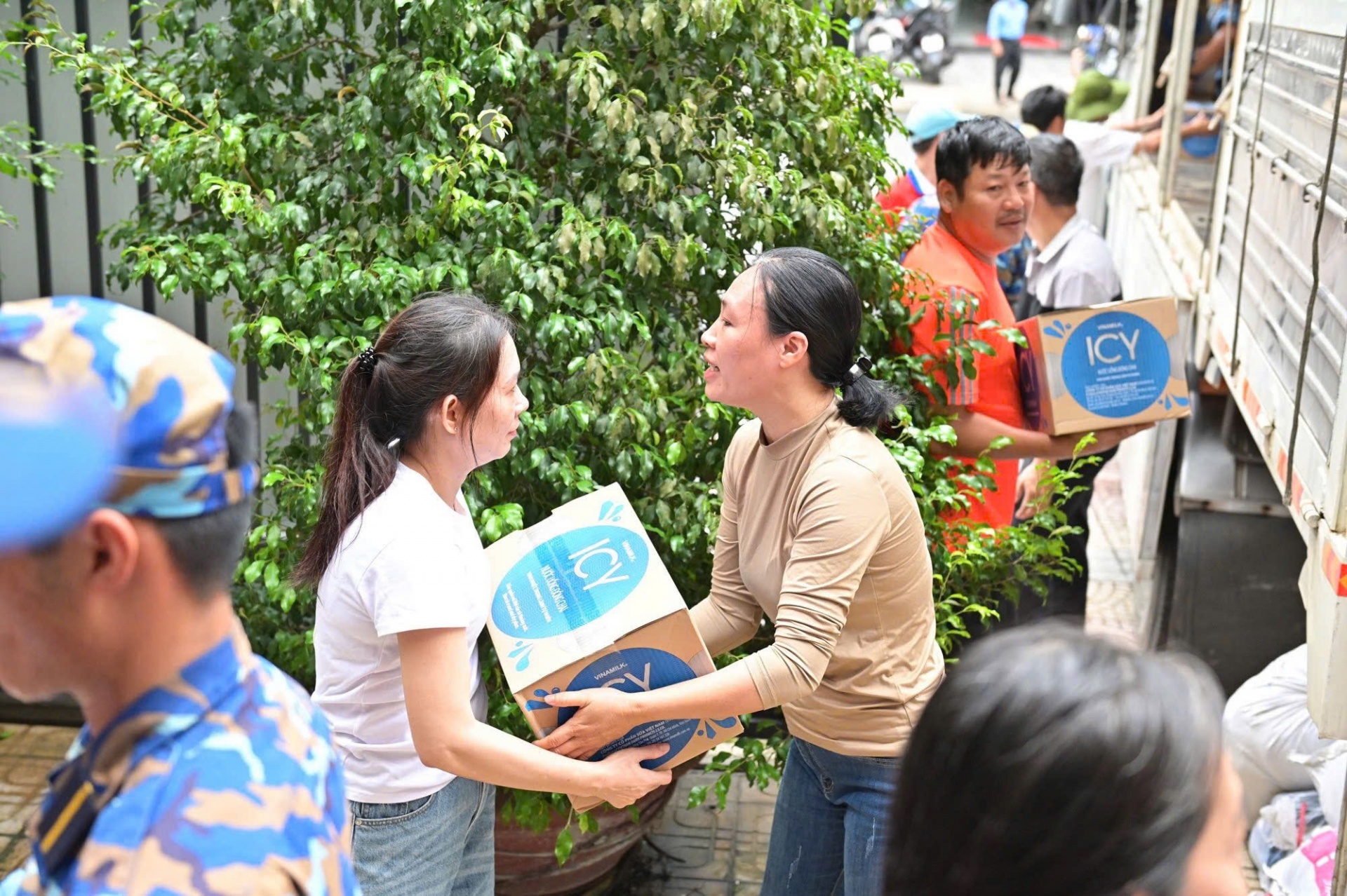 Những sản phẩm dinh dưỡng của Vinamilk được đón nhận để chuyển đến người dân vùng lũ - Ảnh: Vi Nam Những sản phẩm dinh dưỡng của Vinamilk được đón nhận để chuyển đến người dân vùng lũ - Ảnh: Vi Nam