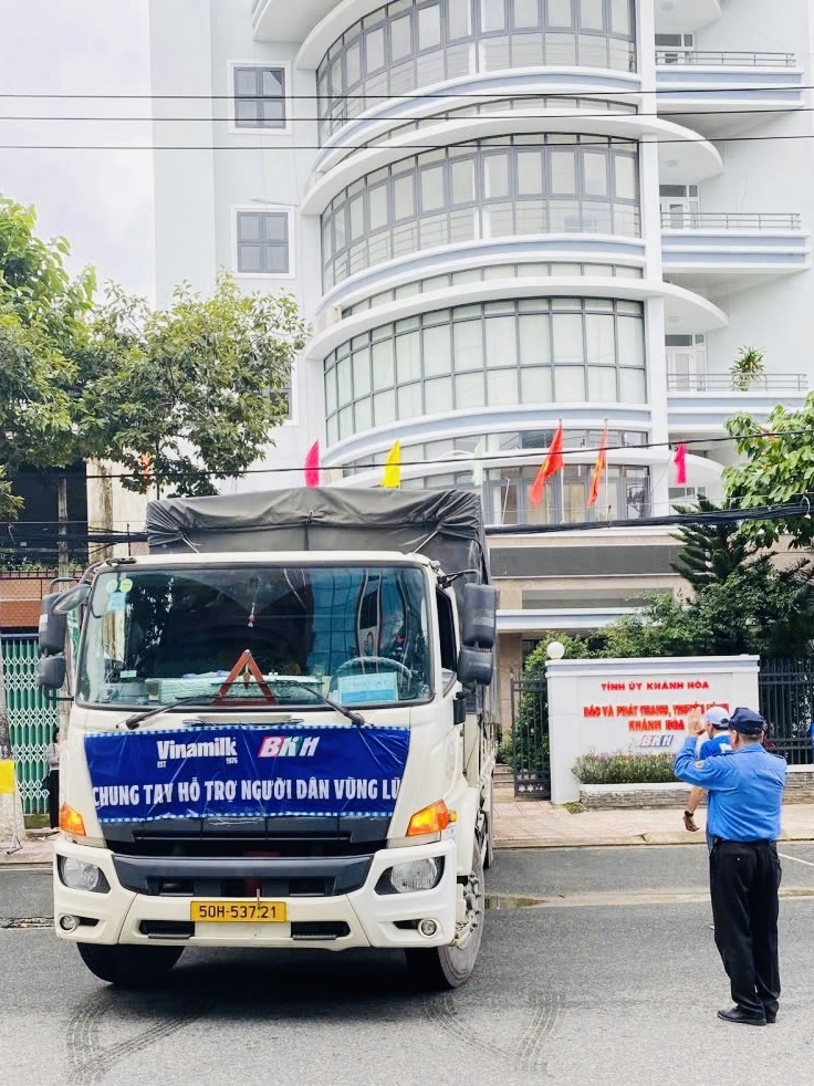 Những chuyến xe dinh dưỡng của Vinamik đã có mặt ở Mặt trận Tổ quốc và cơ quan báo – đài địa phương, kịp thời tiếp ứng dinh dưỡng cho bà con vùng lũ - Ảnh: Vi Nam Những chuyến xe dinh dưỡng của Vinamik đã có mặt ở Mặt trận Tổ quốc và cơ quan báo – đài địa phương, kịp thời tiếp ứng dinh dưỡng cho bà con vùng lũ - Ảnh: Vi Nam