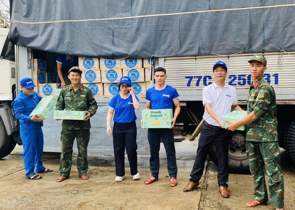 Anh Nguyễn Xuân Bình – Giám đốc Nhà máy Sữa Vinamilk Bình Định cùng cán bộ công nhân viên công ty trao tặng sản phẩm dinh dưỡng Vinamilk - Ảnh: Vi Nam Anh Nguyễn Xuân Bình – Giám đốc Nhà máy Sữa Vinamilk Bình Định cùng cán bộ công nhân viên công ty trao tặng sản phẩm dinh dưỡng Vinamilk - Ảnh: Vi Nam