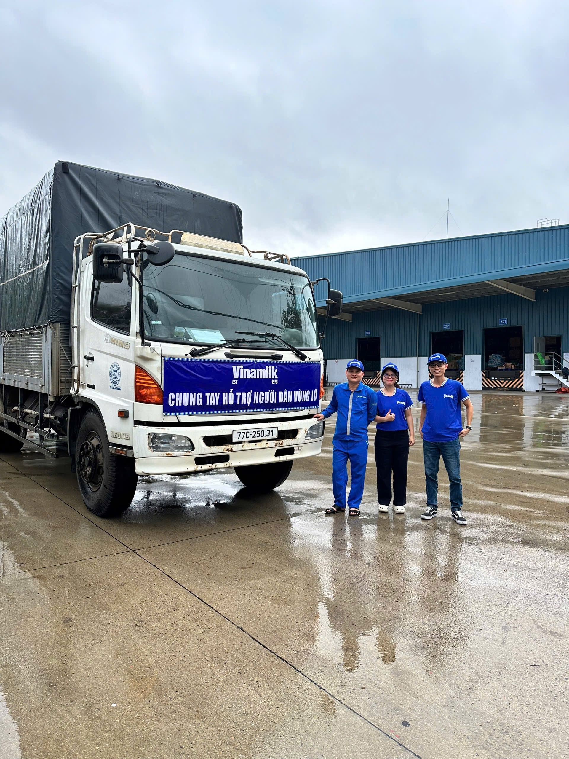 Những chuyến xe dinh dưỡng của Vinamilk sẵn sàng xuất phát xuyên đêm đến với bà con vùng lũ - Ảnh: Vi Nam Những chuyến xe dinh dưỡng của Vinamilk sẵn sàng xuất phát xuyên đêm đến với bà con vùng lũ - Ảnh: Vi Nam