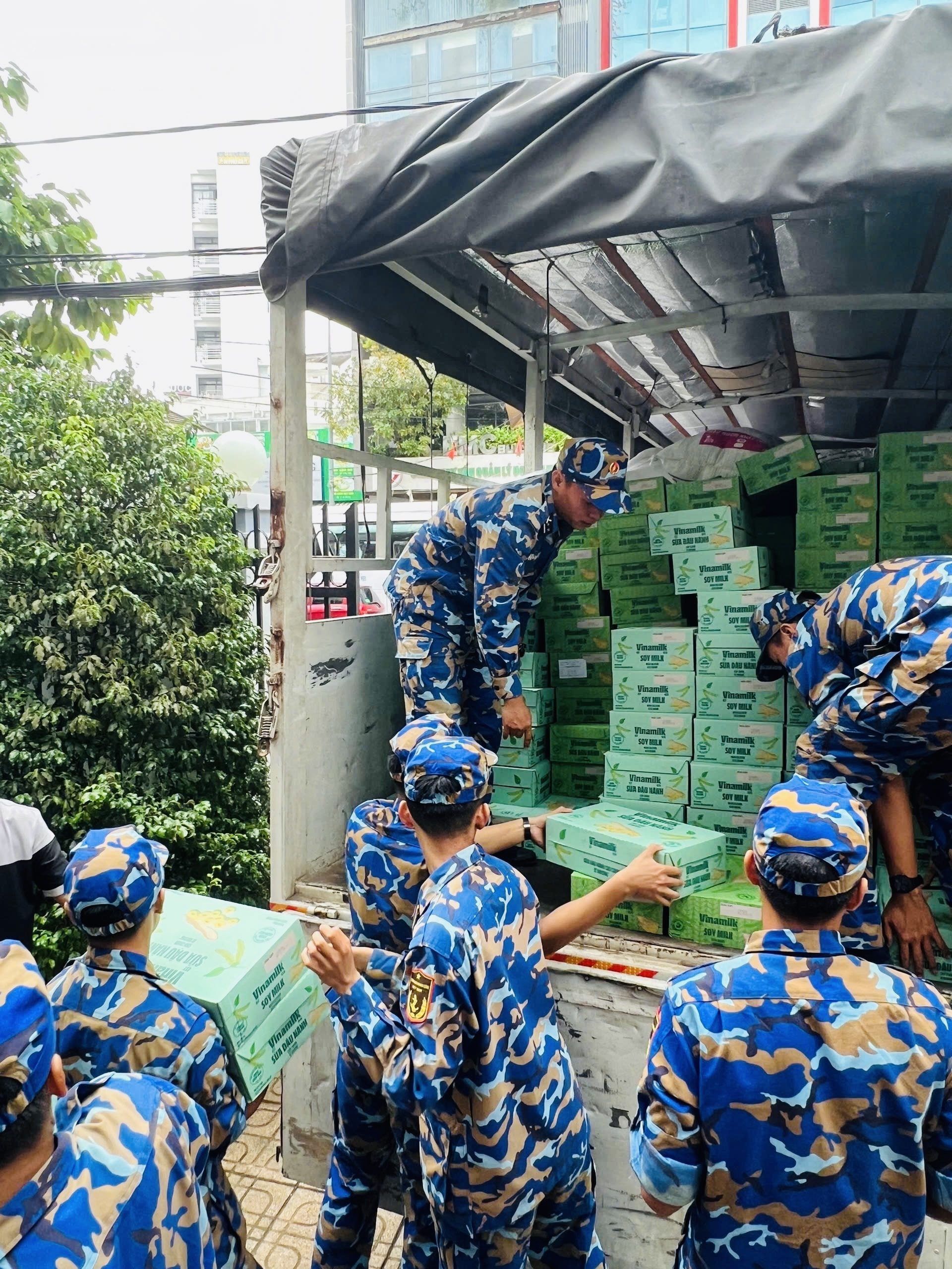 Các chiến sĩ Trung tâm Huấn luyện Vùng 4 Hải quân đang chuyền nhau các sản phẩm dinh dưỡng Vinamilk, sẵn sàng vận chuyển đến tận tay bà con vùng lũ - Ảnh: Vi Nam Các chiến sĩ Trung tâm Huấn luyện Vùng 4 Hải quân đang chuyền nhau các sản phẩm dinh dưỡng Vinamilk, sẵn sàng vận chuyển đến tận tay bà con vùng lũ - Ảnh: Vi Nam