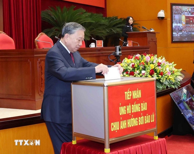   Tổng Bí thư Tô Lâm quyên góp ủng hộ đồng bào chịu ảnh hưởng bởi bão lũ lụt. (Ảnh: TTXVN)