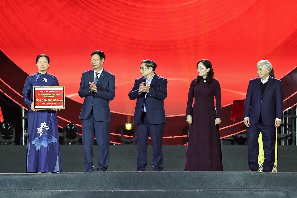 Các tập thể, doanh nghiệp trao tiền quyên góp ủng hộ đồng bào Miền Trung - Tây Nguyên bị thiệt hại do mưa lũ gây ra với tổng số tiền 540 tỷ đồng - Ảnh: VGP Các tập thể, doanh nghiệp trao tiền quyên góp ủng hộ đồng bào Miền Trung - Tây Nguyên bị thiệt hại do mưa lũ gây ra với tổng số tiền 540 tỷ đồng - Ảnh: VGP