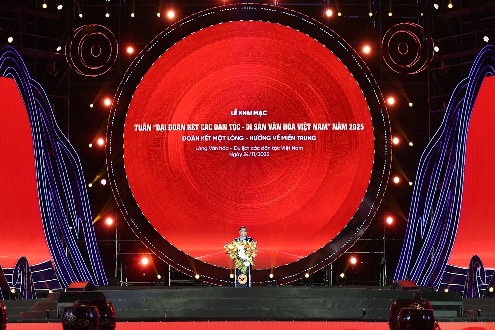 Thủ tướng Phạm Minh Chính chia sẻ những tình cảm chân thành, quý mến, hành động thiết thực từ Làng Văn hóa - Du lịch các dân tộc Việt Nam đến đồng bào Miền Trung ruột thịt đang bị thảm họa thiên tai với tinh thần đại đoàn kết dân tộc - Ảnh: VGP Thủ tướng Phạm Minh Chính chia sẻ những tình cảm chân thành, quý mến, hành động thiết thực từ Làng Văn hóa - Du lịch các dân tộc Việt Nam đến đồng bào Miền Trung ruột thịt đang bị thảm họa thiên tai với tinh thần đại đoàn kết dân tộc - Ảnh: VGP