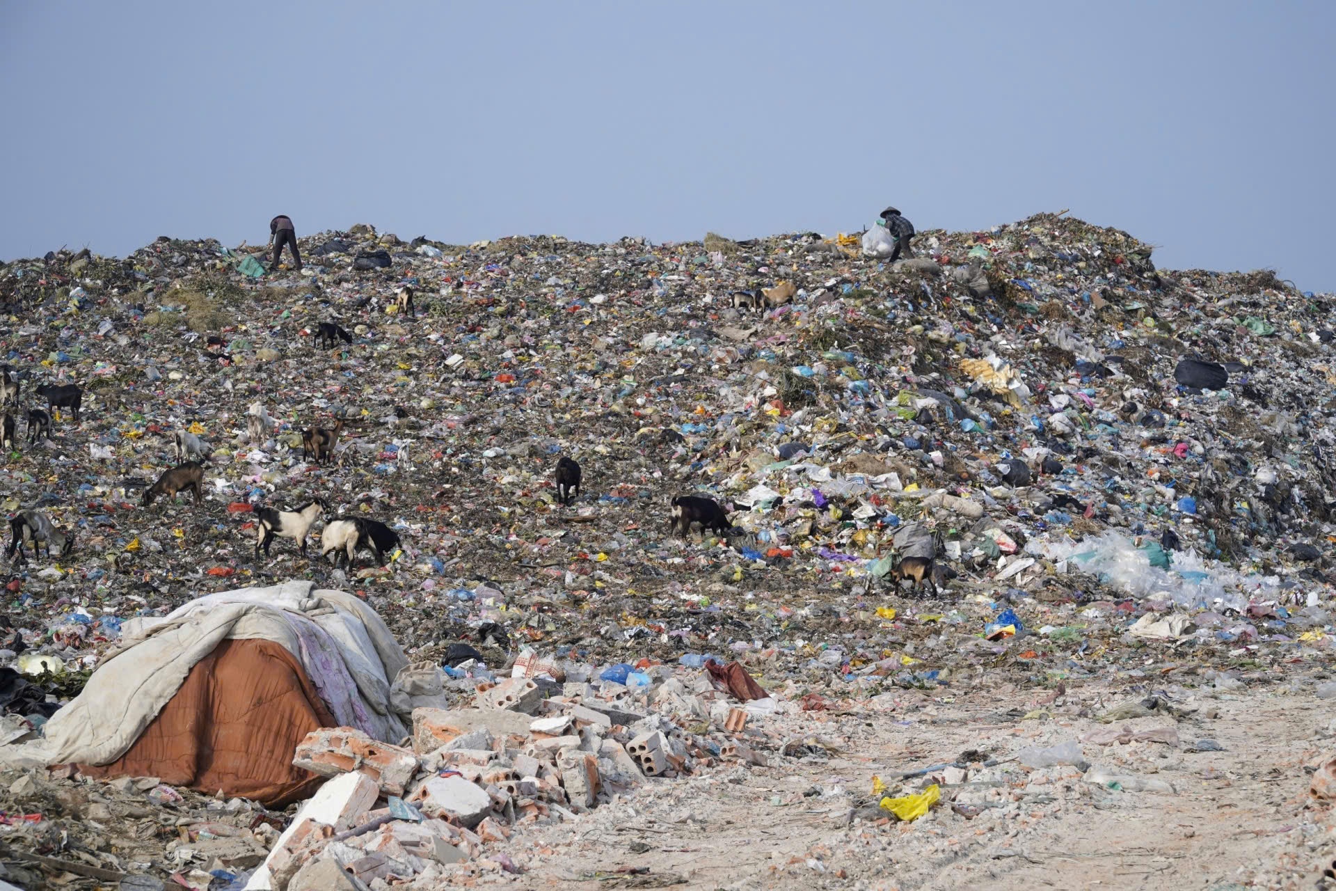 Chính quyền địa phương đang hoàn thiện thủ tục đóng cửa bãi rác khổng lồ Sầm Sơn Chính quyền địa phương đang hoàn thiện thủ tục đóng cửa bãi rác khổng lồ Sầm Sơn