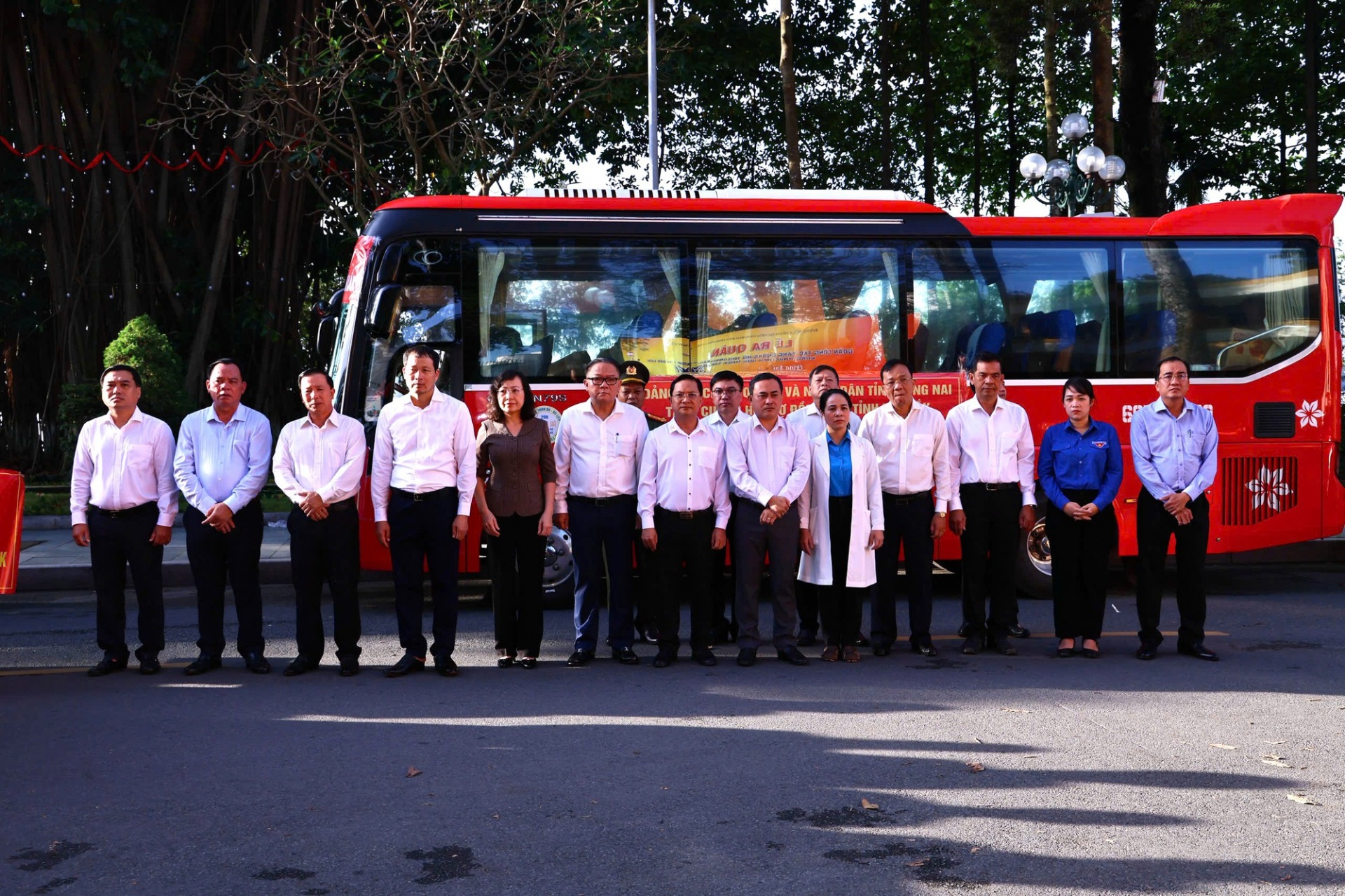 Gần 300 cán bộ, bác sĩ, tình nguyện viên tỉnh Đồng Nai lên đường hỗ trợ Đắk Lắk