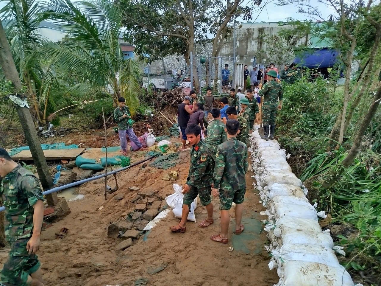 Lực lượng quân đội tranh thủ từng giờ, từng phút đắp cao hệ thống đê bao, các điểm sạt lở nhằm hạn chế những thiệt hại khi lũ quay trở lại Lực lượng quân đội tranh thủ từng giờ, từng phút đắp cao hệ thống đê bao, các điểm sạt lở nhằm hạn chế những thiệt hại khi lũ quay trở lại