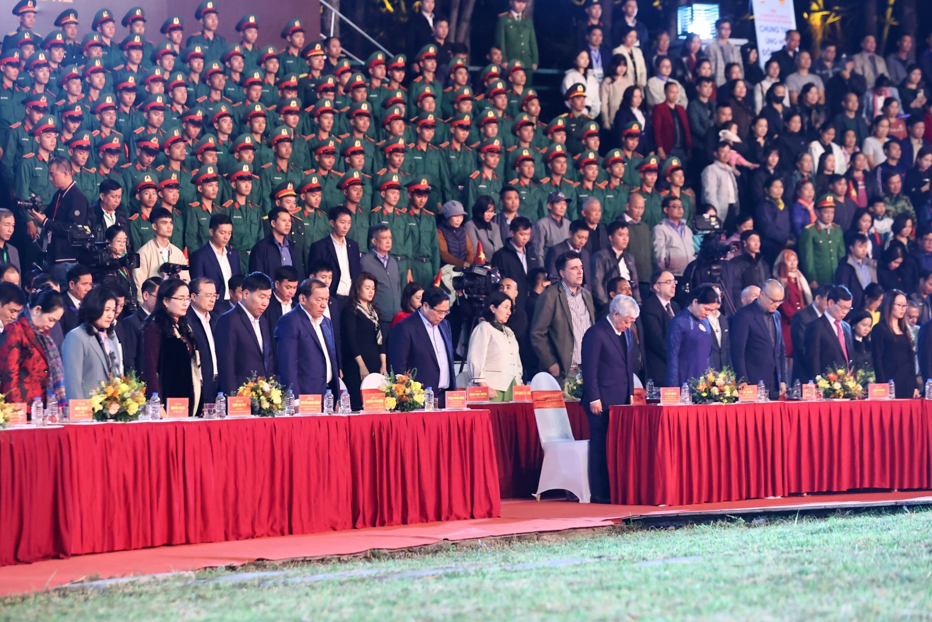 Thủ tướng Phạm Minh Chính và các đại biểu dành một phút mặc niệm các nạn nhân bị thiệt mạng trong mưa lũ tại miền Trung- Tây Nguyên - Ảnh: VGP Thủ tướng Phạm Minh Chính và các đại biểu dành một phút mặc niệm các nạn nhân bị thiệt mạng trong mưa lũ tại miền Trung- Tây Nguyên - Ảnh: VGP