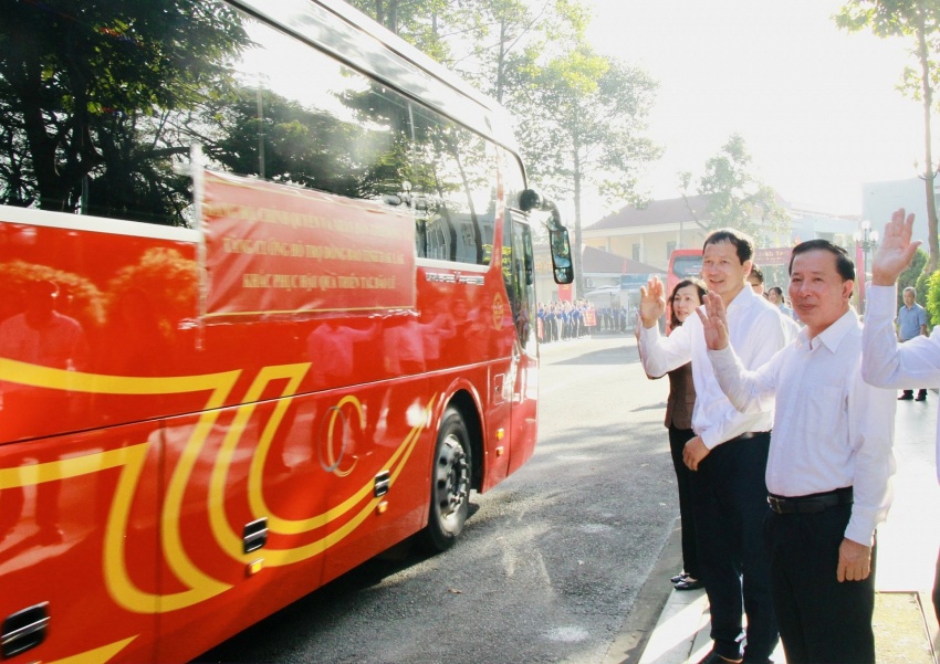 Gần 300 cán bộ, bác sĩ, tình nguyện viên tỉnh Đồng Nai lên đường hỗ trợ Đắk Lắk