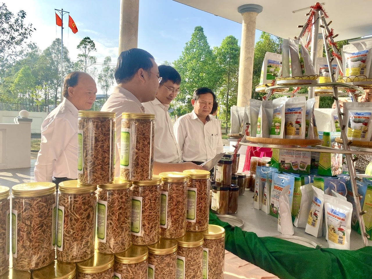 Khi Bí thư xã làm “Đại sứ OCOP” ở xã Tân Hòa, TP. Cần Thơ Khi Bí thư xã làm “Đại sứ OCOP” ở xã Tân Hòa, TP. Cần Thơ