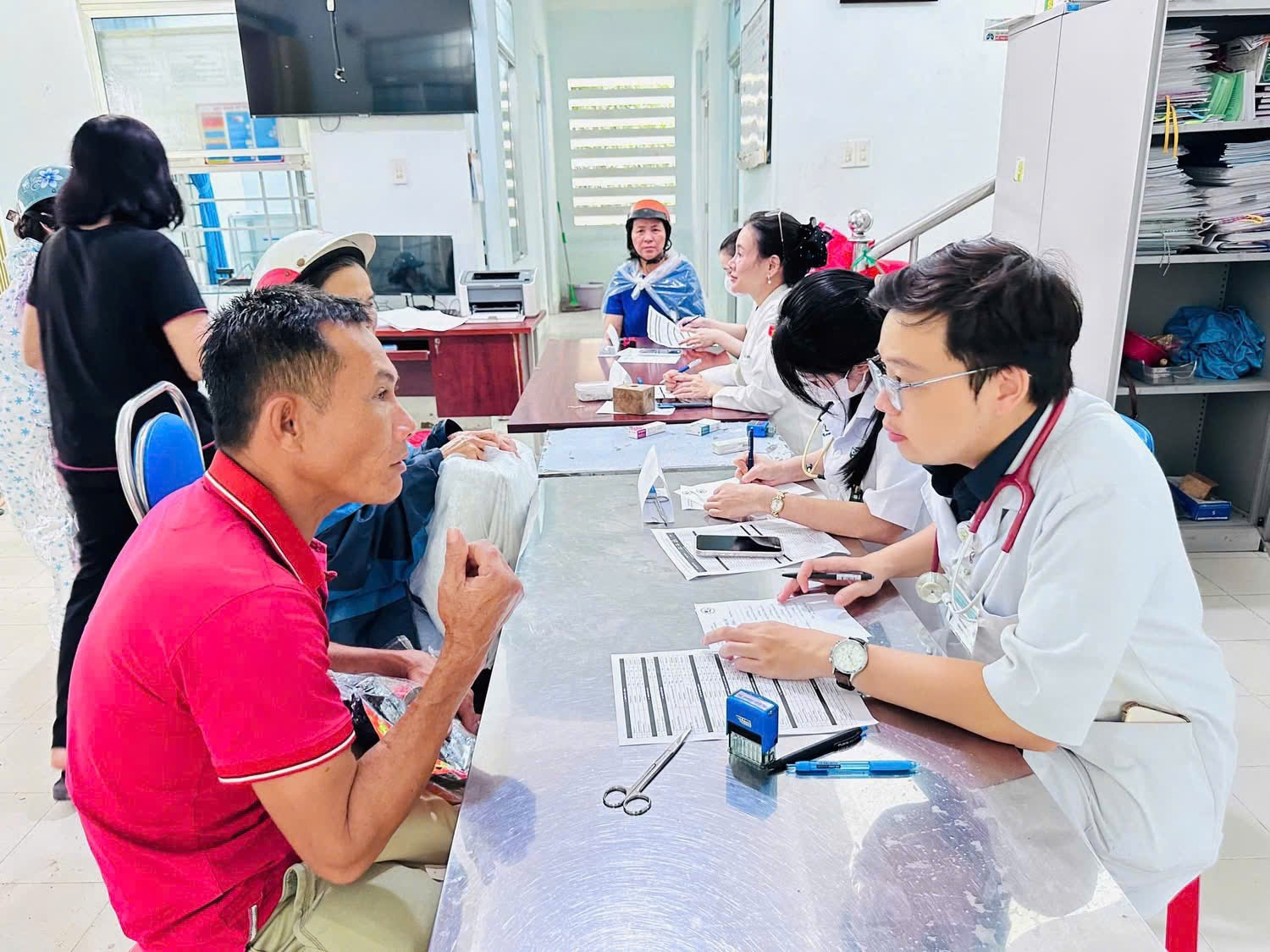 Bệnh viện Đa Khoa Khánh Hoà: Khám bệnh, cấp phát thuốc miễn phí và tặng quà nhu yếu phẩm cho người dân vùng lũ Bệnh viện Đa Khoa Khánh Hoà: Khám bệnh, cấp phát thuốc miễn phí và tặng quà nhu yếu phẩm cho người dân vùng lũ