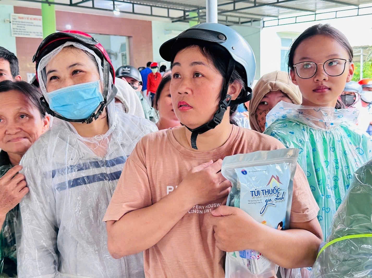 Bệnh viện Đa Khoa Khánh Hoà: Tổ chức chương trình khám bệnh, cấp phát thuốc miễn phí và tặng quà nhu yếu phẩm cho người dân vùng lũ Bệnh viện Đa Khoa Khánh Hoà: Khám bệnh, cấp phát thuốc miễn phí và tặng quà nhu yếu phẩm cho người dân vùng lũ