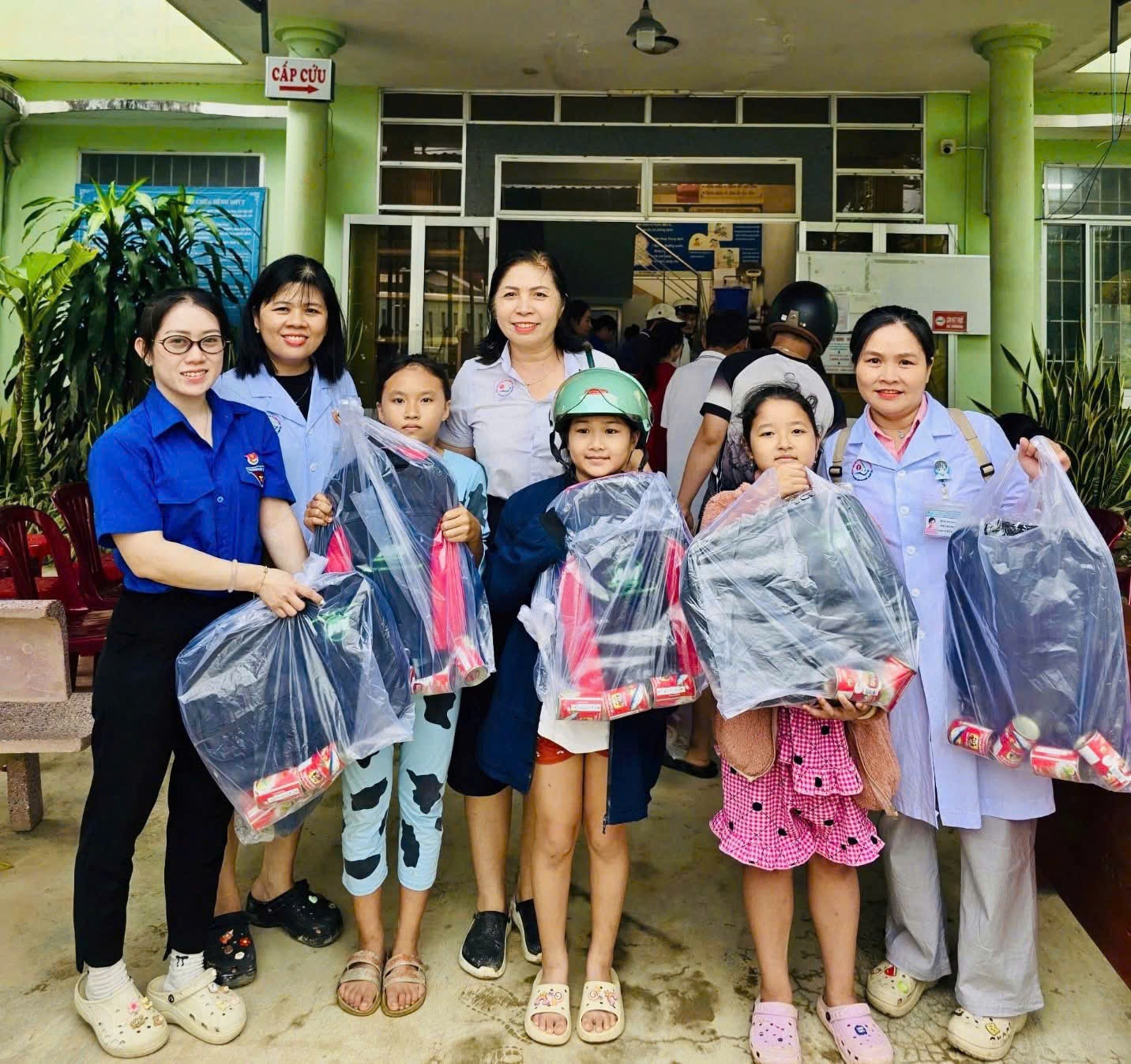 Bệnh viện Đa Khoa Khánh Hoà: Khám bệnh, cấp phát thuốc miễn phí và tặng quà nhu yếu phẩm cho người dân vùng lũ Bệnh viện Đa Khoa Khánh Hoà: Khám bệnh, cấp phát thuốc miễn phí và tặng quà nhu yếu phẩm cho người dân vùng lũ