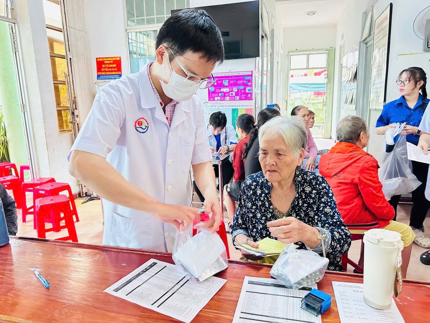 Bệnh viện Đa Khoa Khánh Hoà: Khám bệnh, cấp phát thuốc miễn phí và tặng quà nhu yếu phẩm cho người dân vùng lũ Bệnh viện Đa Khoa Khánh Hoà: Khám bệnh, cấp phát thuốc miễn phí và tặng quà nhu yếu phẩm cho người dân vùng lũ