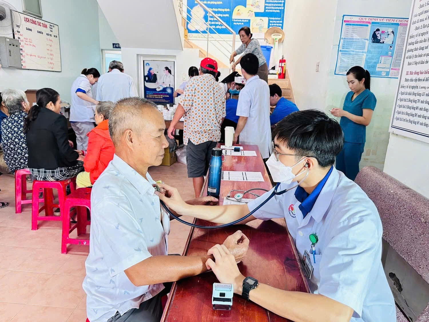 Bệnh viện Đa Khoa Khánh Hoà: Khám bệnh, cấp phát thuốc miễn phí và tặng quà nhu yếu phẩm cho người dân vùng lũ Bệnh viện Đa Khoa Khánh Hoà: Khám bệnh, cấp phát thuốc miễn phí và tặng quà nhu yếu phẩm cho người dân vùng lũ