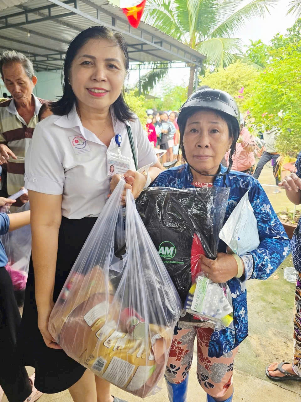 Bệnh viện Đa Khoa Khánh Hoà: Khám bệnh, cấp phát thuốc miễn phí và tặng quà nhu yếu phẩm cho người dân vùng lũ Bệnh viện Đa Khoa Khánh Hoà: Khám bệnh, cấp phát thuốc miễn phí và tặng quà nhu yếu phẩm cho người dân vùng lũ