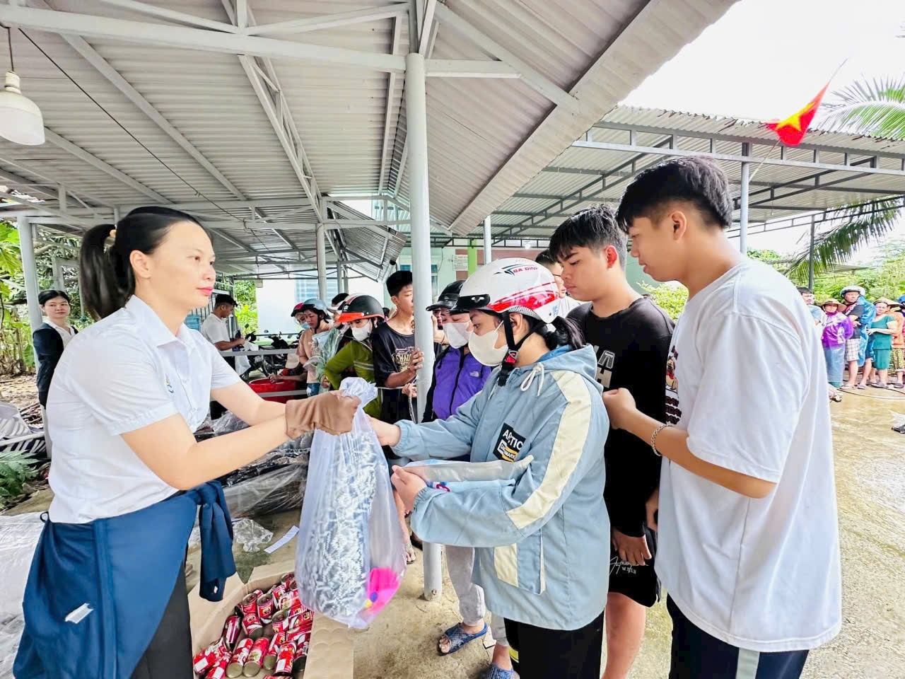 Bệnh viện Đa Khoa Khánh Hoà: Tổ chức chương trình khám bệnh, cấp phát thuốc miễn phí và tặng quà nhu yếu phẩm cho người dân vùng lũ Bệnh viện Đa Khoa Khánh Hoà: Khám bệnh, cấp phát thuốc miễn phí và tặng quà nhu yếu phẩm cho người dân vùng lũ