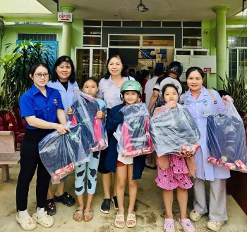 benh vien da khoa khanh hoa kham benh cap phat thuoc mien phi va tang qua nhu yeu pham cho nguoi dan vung lu