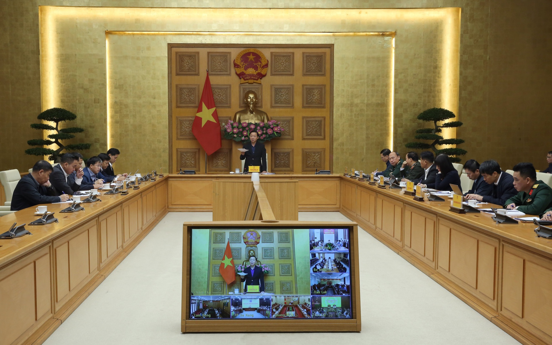 Phó Thủ tướng Trần Hồng Hà đề nghị các địa phương cập nhật, hoàn thiện dữ liệu hồ chứa, hồ đập và bản đồ ngập lụt, lũ quét, sạt lở đất, tai biến địa chất theo mức lũ lịch sử mới - Ảnh: VGP Phó Thủ tướng Trần Hồng Hà đề nghị các địa phương cập nhật, hoàn thiện dữ liệu hồ chứa, hồ đập và bản đồ ngập lụt, lũ quét, sạt lở đất, tai biến địa chất theo mức lũ lịch sử mới - Ảnh: VGP