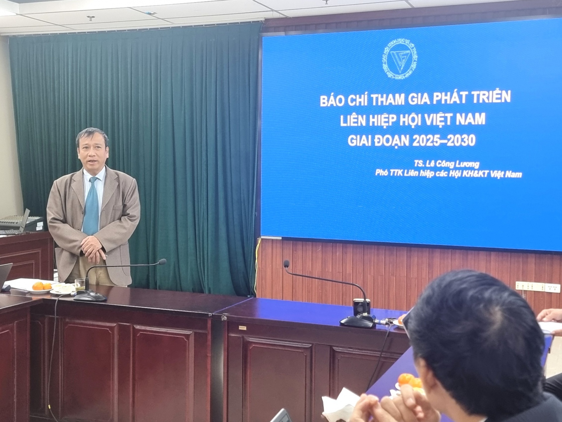 TS Lê Công Lương trình bày tham luận