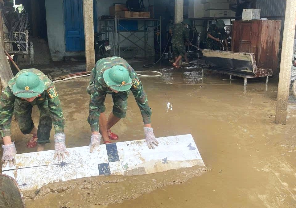   Các lực lượng gấp rút khắc phục hậu quả sau mưa lũ để ứng phó bão số 15