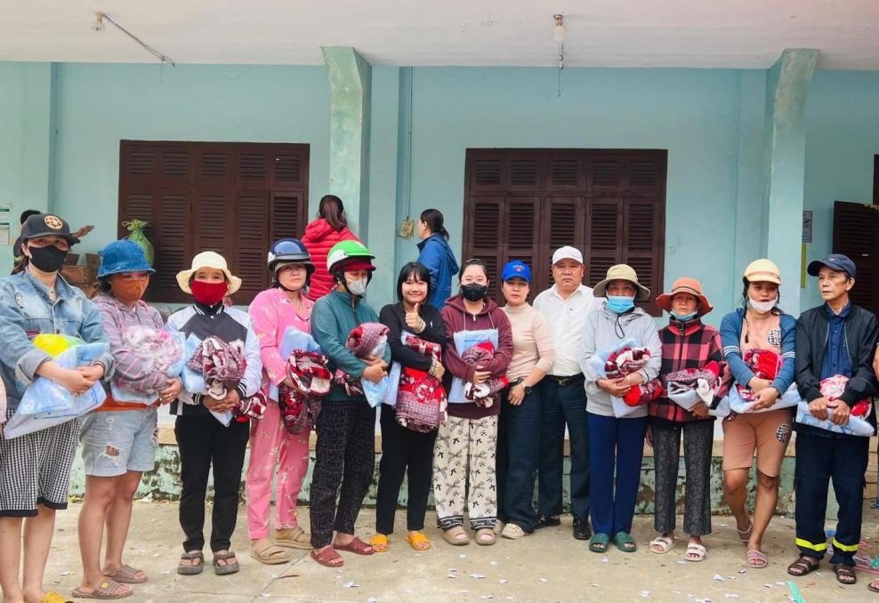 Hơn 4.000 phần quà được trao tới người dân tỉnh Đắk Lắk ảnh hưởng lũ lụt năng nề do Tạp chí Sức khỏe và Môi trường phát động