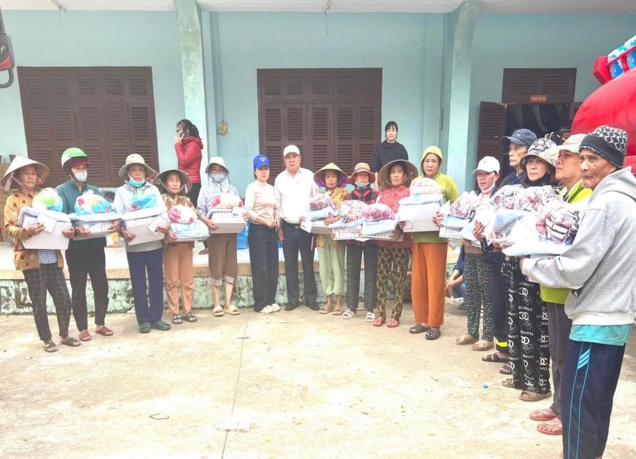 những phần quà cho các hộ gia đình thôn Mỹ Phú xã Hòa Thịnh bị ảnh hưởng nặng do bão lũ 
