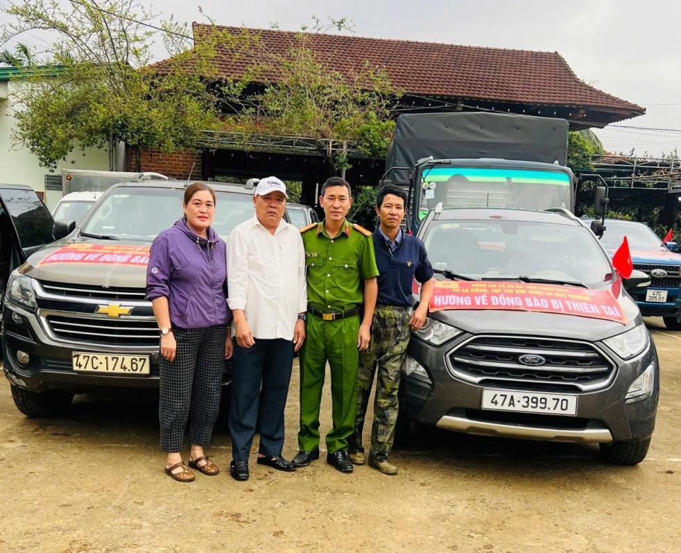 Hơn 4.000 phần quà được trao tới người dân tỉnh Đắk Lắk ảnh hưởng lũ lụt năng nề do Tạp chí Sức khỏe và Môi trường phát động