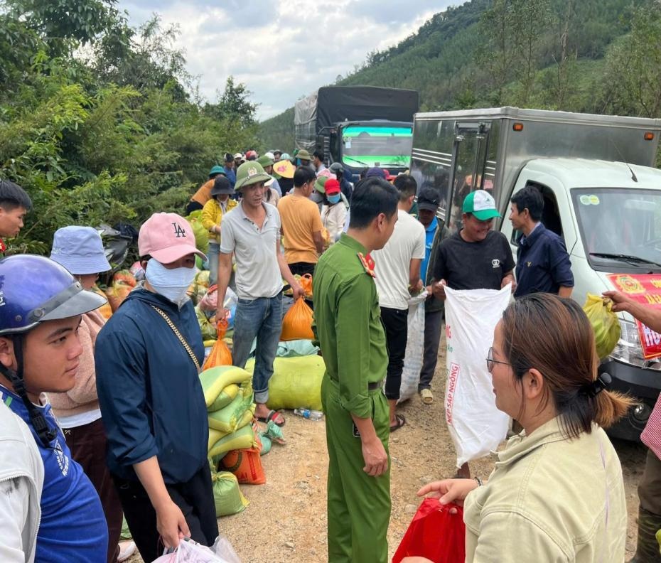 Hơn 4.000 phần quà được trao tới người dân tỉnh Đắk Lắk ảnh hưởng lũ lụt năng nề do Tạp chí Sức khỏe và Môi trường phát động