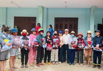 Hơn 4.000 phần quà được trao tới người dân tỉnh Đắk Lắk ảnh hưởng lũ lụt năng nề do Tạp chí Sức khỏe và Môi trường phát động