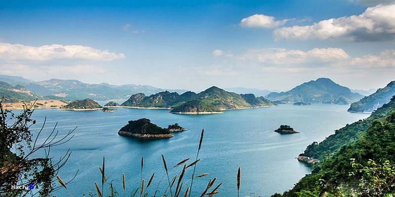 Hạ tầng dịch vụ cũng đang chuyển mình mạnh mẽ với sự xuất hiện của các sân golf, khu cắm trại cao cấp (glamping) ven hồ Hòa Bình, Đại Lải và các khu bảo tồn thiên nhiên