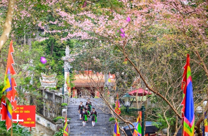 Chiều sâu văn hóa còn được khẳng định qua những di sản phi vật thể được UNESCO ghi danh như Tín ngưỡng thờ cúng Hùng Vương và Hát Xoan, cùng chuỗi lễ hội đặc sắc kéo dài quanh năm như Lễ hội Đền Mẫu Âu Cơ, Khai hạ Mường Bi hay Trò Trám. Đây chính là lợi thế cạnh tranh độc bản không thể sao chép.