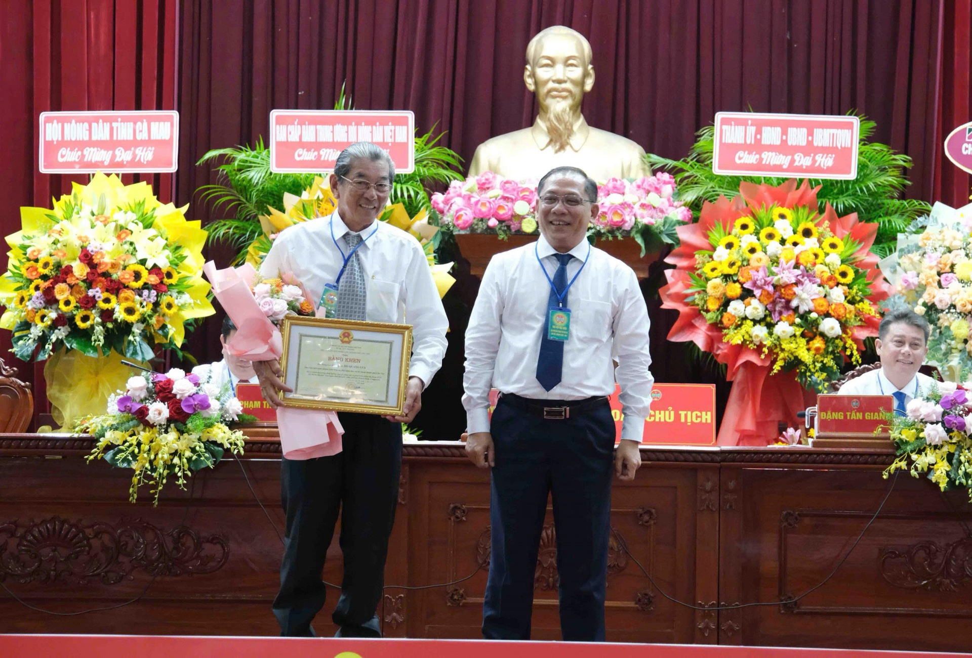 Chủ tịch UBND TP Cần Thơ tặng Bằng khen cho “cha đẻ” gạo ST25