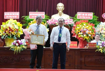 Chủ tịch UBND TP Cần Thơ tặng Bằng khen cho “cha đẻ” gạo ST25