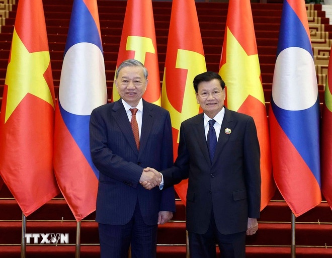 Tổng Bí thư Tô Lâm và Tổng Bí thư, Chủ tịch nước Lào Thongloun Sisoulith đồng chủ trì Cuộc gặp cấp cao giữa Đảng Cộng sản Việt Nam và Đảng Nhân dân Cách mạng Lào. (Ảnh: TTXVN)