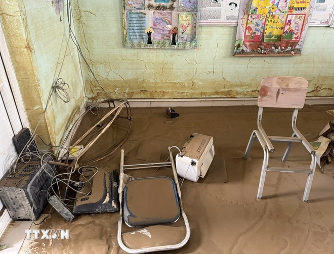   Bàn ghế, thiết bị vi tính, âm thanh của trường Trung học cơ sở Lương Thế Vinh, phường Tây Nha Trang, bị nước lụt ngâm ướt toàn bộ. (Ảnh: TTXVN)