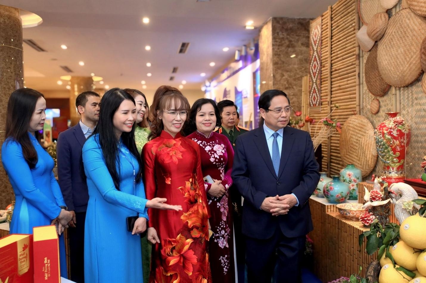 Thủ tướng Phạm Minh Chính tham quan các gian trưng bày, giới thiệu sản phẩm tại sự kiện, và thưởng thức cafe tại gian hàng của Vikkafe - Ảnh: Nguyễn Quyền